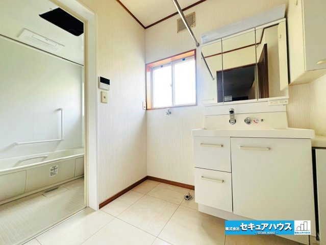 【中古戸建】日進市五色園1丁目の独立洗面台|【洗面台】
◆鏡の裏にはたっぷりと収納スペースを標準装備！
◆電源を付属しているのでドライヤーなど利用できます。
◆洗面台下にも収納スペースがあるため洗剤やシャンプーのストックを入れられます。　　　　