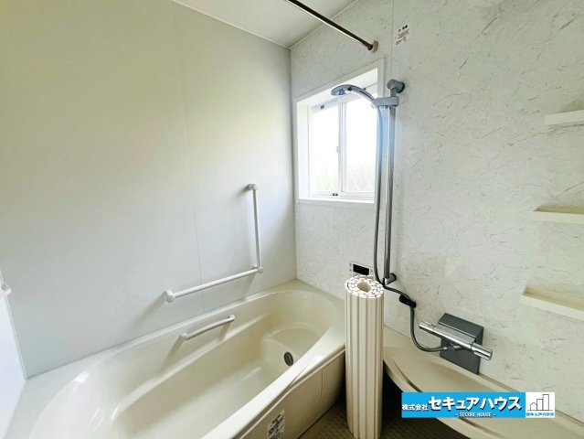 【中古戸建】日進市五色園1丁目の浴室|【浴室】
◆手すり付きで将来も安心です。
◆窓付きで、カビの繁殖を抑える効果があります。
◆追い炊き機能を備えたオートバスです。　　　　　　　　　　　　　　　　　　　　　　　　　　　　　　　　　　　　