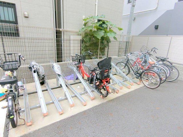 クオリタス品川南のその他共用部分|ラック式の駐輪場