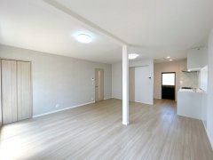 【居間・リビング】 | 仲介手数料無料！高千帆小学校に通えるリフォーム済み中古住宅　山陽小野田市柿の木坂３丁目 | ゆったりとしたリビングは家族の団らんがはずみますね♪