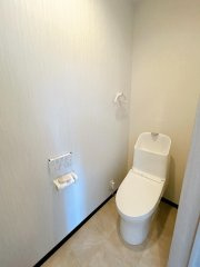 【トイレ】 | 仲介手数料無料！高千帆小学校に通えるリフォーム済み中古住宅　山陽小野田市柿の木坂３丁目 | 落ち着いたトイレです