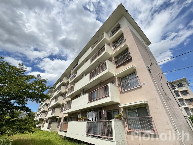 鶴山台34号棟の外観