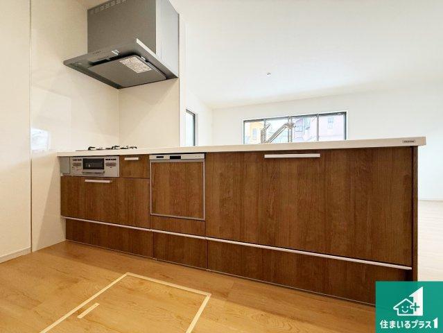 ♦松原市北新町　第1期　新築一戸建てのキッチン|リビングと統一感があり、使い勝手のいいキッチン。広々としているので、二人並んで作業が出来ちゃいます。お子様と一緒に色々なお料理に挑戦できるスペースがあります。