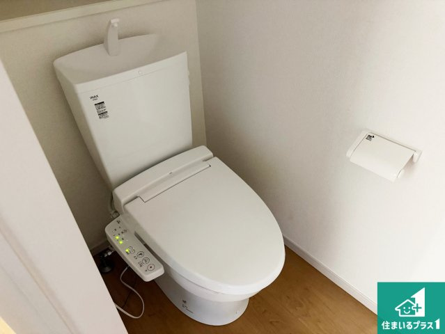 松原市北新町　第1期　新築一戸建てのトイレ|1・2階の2ヶ所にあるので、朝の忙しい時間の順番待ちもなく、深夜の利用にも大変便利です。