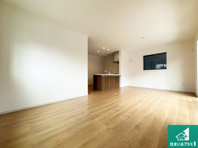 松原市北新町　第1期　新築一戸建ての居間・リビング|シンプルなリビングは、観葉植物等のインテリアを楽しめますね！パパ好みにも、ママ好みにも家具次第で雰囲気を変えることができます！