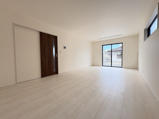 【居間・リビング】 | 幸手市東4丁目　新築戸建　全2棟　1号棟