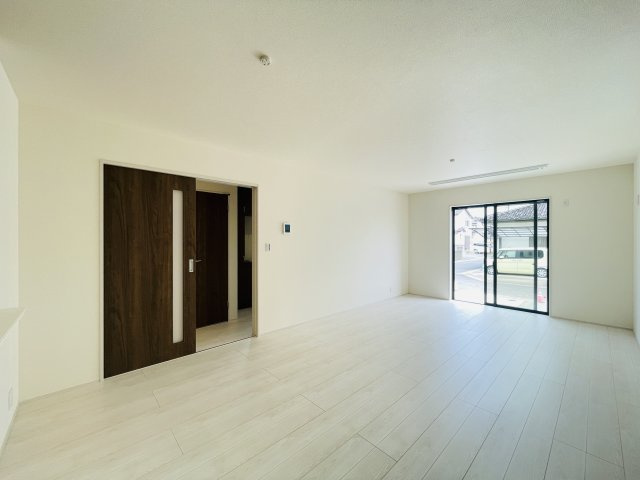 【居間・リビング】 | 幸手市東4丁目　新築戸建　全2棟　1号棟