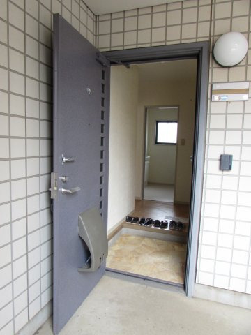 パークハイツA棟のエントランス|シンプルで使いやすい玄関です