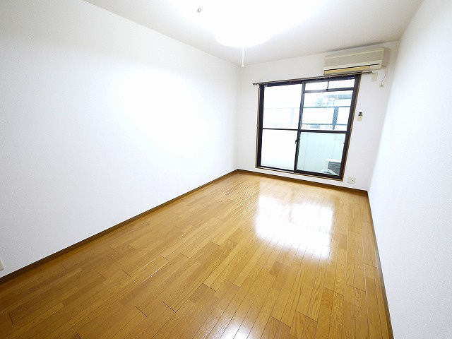 杉ヶ中町ビルの洋室|明るい洋室です