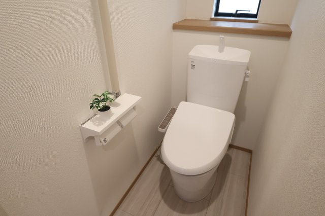 《仲介手数料無料》練馬区大泉町５丁目28-13新築一戸建てハートフルタウンのトイレ|1階