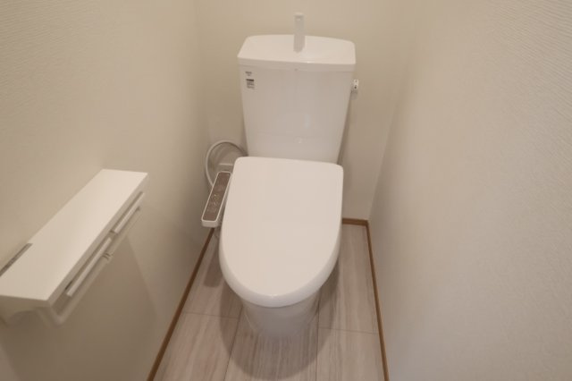 《仲介手数料無料》練馬区大泉町５丁目28-13新築一戸建てハートフルタウンのトイレ|2階