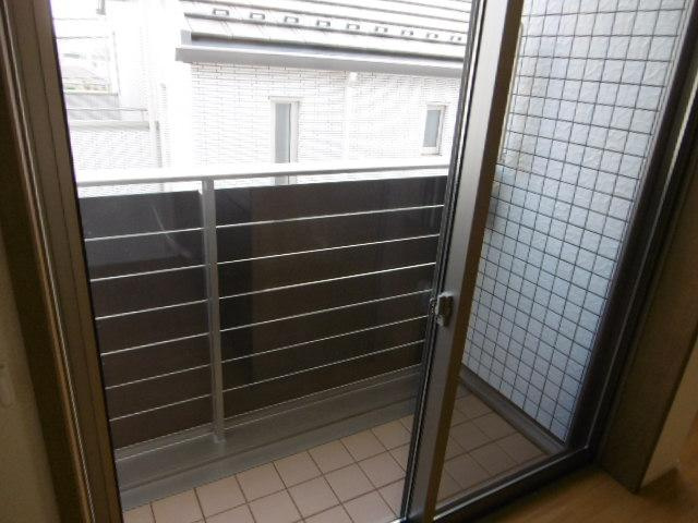 ホワイトテラスのバルコニー|外からの目が気にならないバルコニーで洗濯物が干せます