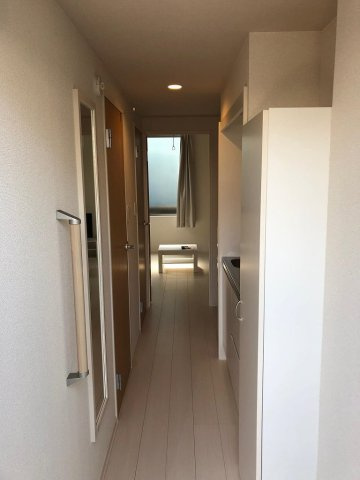 クレイノ若葉の玄関|玄関北側、窓側が南側となるので日当たりも良好です！！