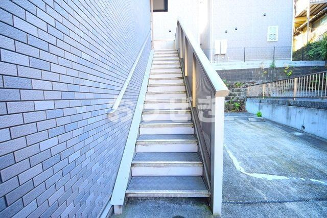 エクセル霞ヶ丘のエントランス