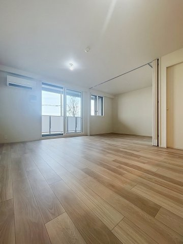 【居間・リビング】 | ハイムスイート川崎小島新田 | ★南西向きの快適なくつろぎ空間・床暖房つきのリビング★