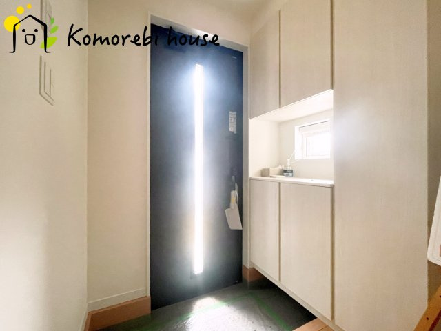 北本市緑1丁目　新築一戸建て　スマート・ワンシティ　04の玄関|収納もある玄関です