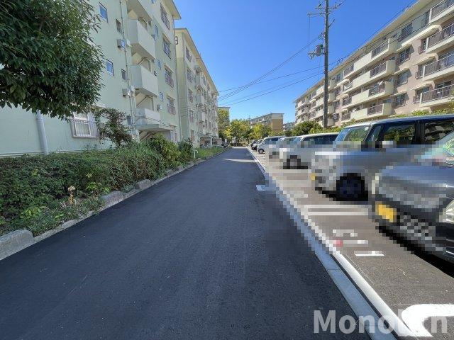 鶴山台38号棟の駐車場