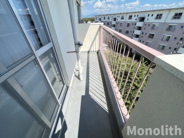 鶴山台38号棟のバルコニー