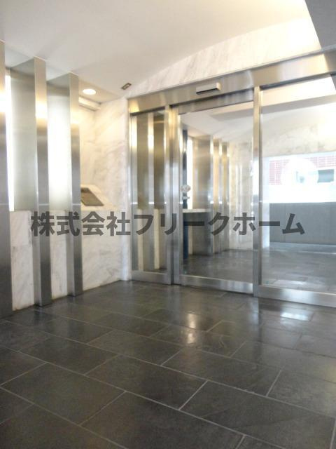 武蔵野市吉祥寺本町１丁目の賃貸マンションのエントランス