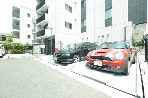パールコートツルミの駐車場