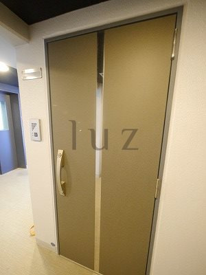 パールコートツルミの玄関