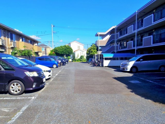 リヴェール滝山の駐車場