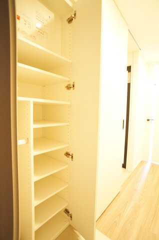 プライムメゾン錦糸町の玄関|大容量のシューズＢＯＸの中板は高さ調整ができます。傘立ても完備。

