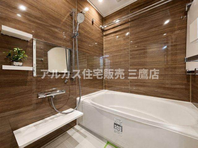 グランドメゾン杉並シーズン6の浴室|浴室換気乾燥機やワイドミラーを備えた、快適なバスタイムを過ごせる清潔感のある浴室。
