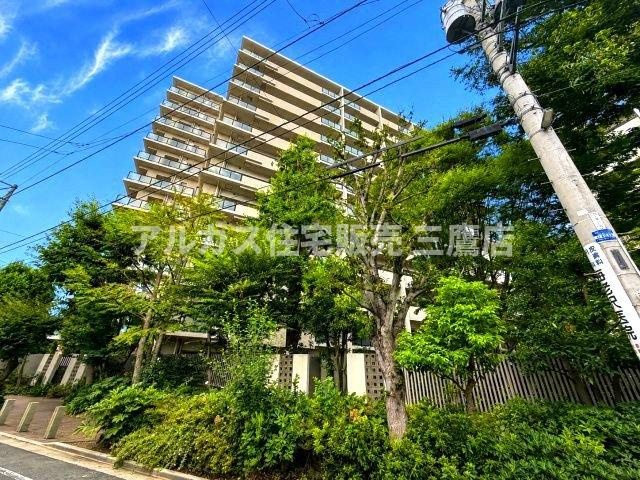 グランドメゾン杉並シーズン6のその他|豊富な植栽の緑に包まれた、重厚感とスケール感のあるマンション外観。※販売棟の外観ではありません。