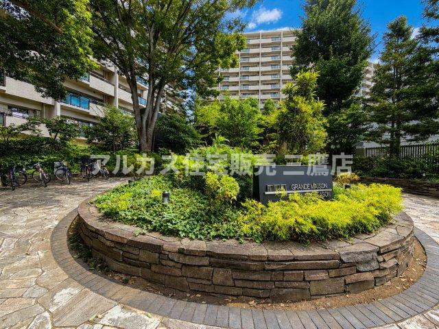 グランドメゾン杉並シーズン6のエントランス|緑豊かな植栽と石畳のアプローチが、気品ある佇まいを演出するエントランス。