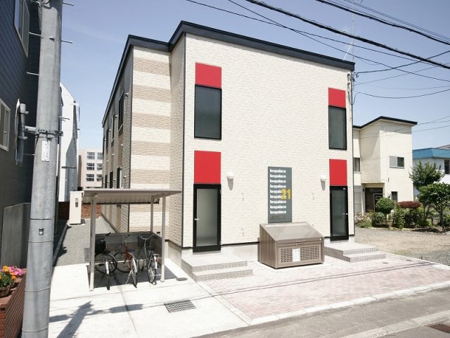 レオパレスルネの外観