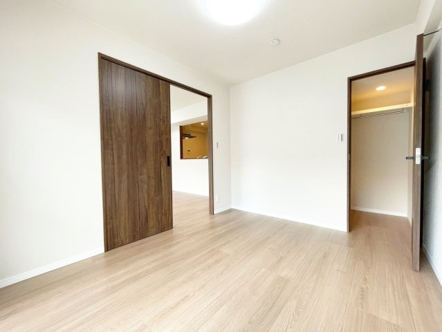 レスポアール三条朱雀の洋室