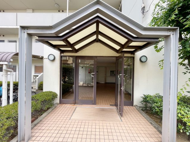 レスポアール三条朱雀のエントランス