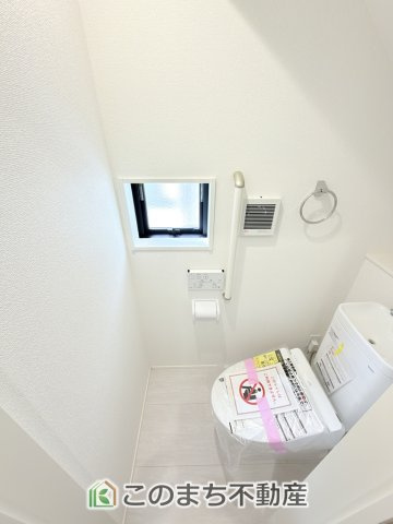 グラファーレ宇都宮市平松2期のトイレ|小窓から換気ができて清潔なトイレスペース☆
