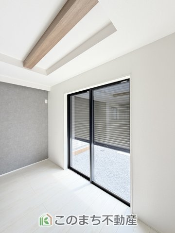 グラファーレ宇都宮市平松2期の設備|防犯性と断熱性に優れたシャッター雨戸を備えており、台風時や長期不在時にも安心。室内からそのまま外へ出られる便利な動線も魅力です。
