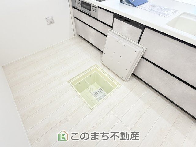 グラファーレ宇都宮市平松2期のキッチン|床下収納は意外と容量があり、日常のストックにも大活躍です♪