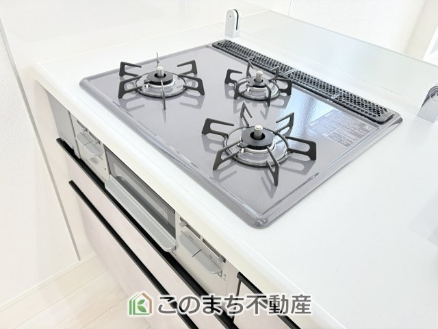 グラファーレ宇都宮市平松2期のキッチン|三ツ口コンロ採用で、同時調理もスムーズ◎！お料理を並べられるカウンター付きで、配膳・片付けをサポート！リビングで過ごすご家族とコミュニケーションを楽しみながら作業可能です♪