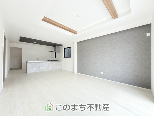 グラファーレ宇都宮市平松2期の居間・リビング|開放感のある広々としたリビング☆家族みんなでゆったりくつろげます♪
南側から暖かな日差しが差し込みます♪キッチンからリビングの様子がよく見渡せます☆
