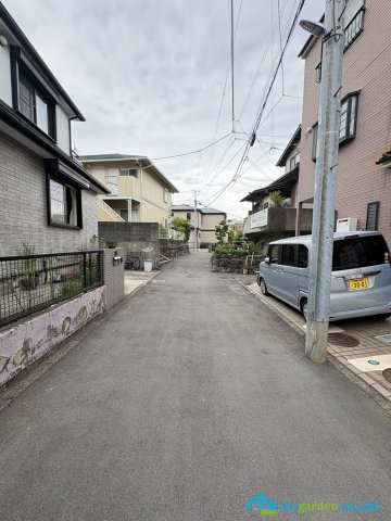 藤沢市羽鳥１丁目　中古戸建の前面道路含む現地写真