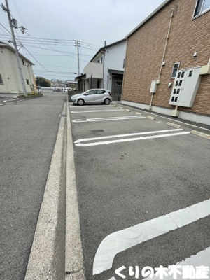 【駐車場】 | カーサ　コルディアーレ　Ａ | 駐車場に車を止められます