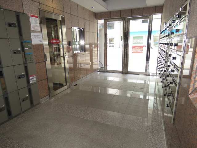 伊勢原七番館のエントランス