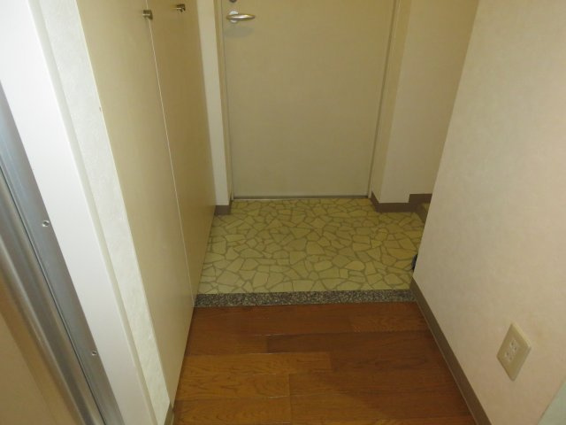 伊勢原七番館の玄関|反転タイプ