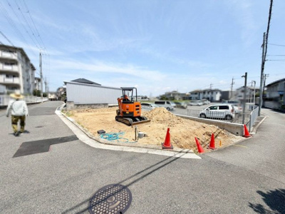【前面道路含む現地写真】 | 日置荘西町８丁　新築一戸建 | お客様にとって最良のマイホームが見つかりますよう、イエストアが全力でお手伝いさせていただきます！