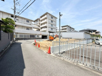 【前面道路含む現地写真】 | 日置荘西町８丁　新築一戸建 | 【憧れの対面式キッチンです】家族と会話しながら楽しくお料理できますね！床下収納もあるので、ストックや保存食の保管にも便利です！