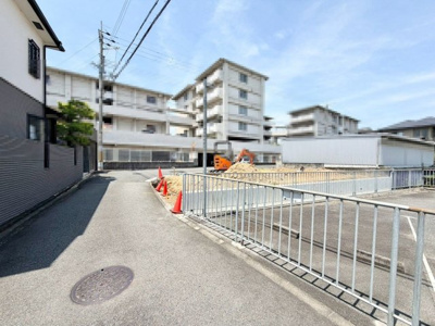 【前面道路含む現地写真】 | 日置荘西町８丁　新築一戸建 | 【浴室乾燥機付】浴室には窓があり換気良好に保てます。１坪タイプのバスルーム！浴室暖房乾燥機付きで機能面も十分です！