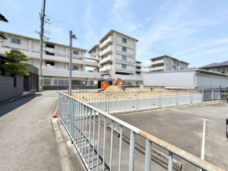 【前面道路含む現地写真】 | 日置荘西町８丁　新築一戸建 | ゆとりのある洗面室ですよ♪朝の身支度もスムーズにできますね！