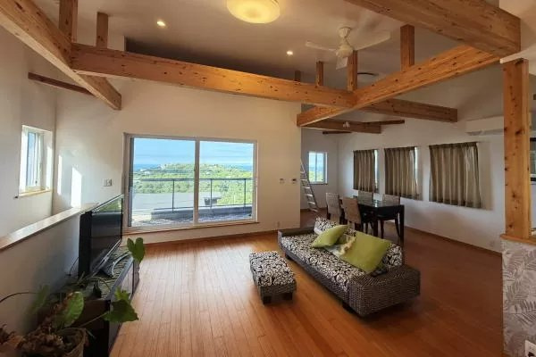熱海市　南熱海グリーンヒル別荘地の居間・リビング|19.5帖の広々としたリビングダイニングは屋根も高く解放感があります。