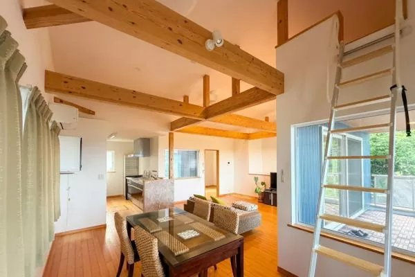 熱海市　南熱海グリーンヒル別荘地の居間・リビング|19.5帖の広々としたリビングダイニングは屋根も高く解放感があります。