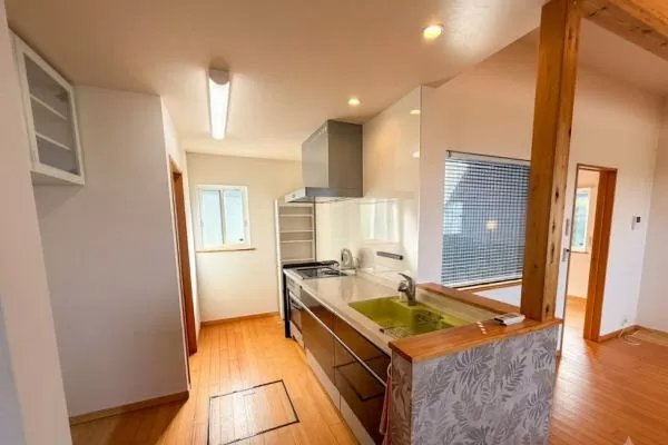 熱海市　南熱海グリーンヒル別荘地のキッチン|キッチンは4帖分ございます。
