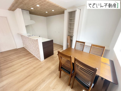 【居間・リビング】 | 深谷市上野台　新築住宅 | 室内構成に拘り採光とセンスを散りばめた空間。それは『柔らかさ』に似た素敵な居場所。そこに暮らす人のことを考えつくり出したものは『癒し』という心地よい居場です。
現地(2026年8月撮影)